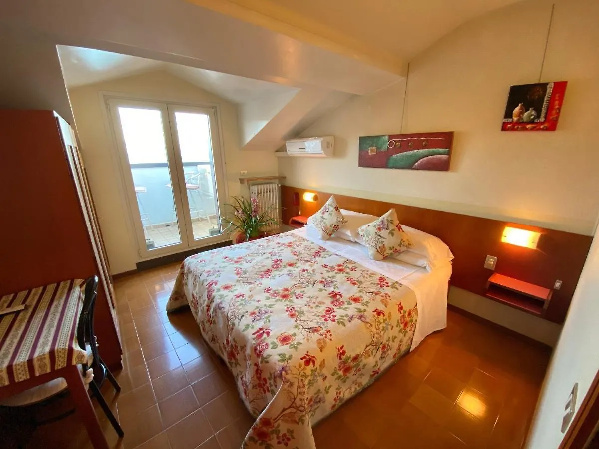 Hotel Grifone Sirmione 2*,  Italy